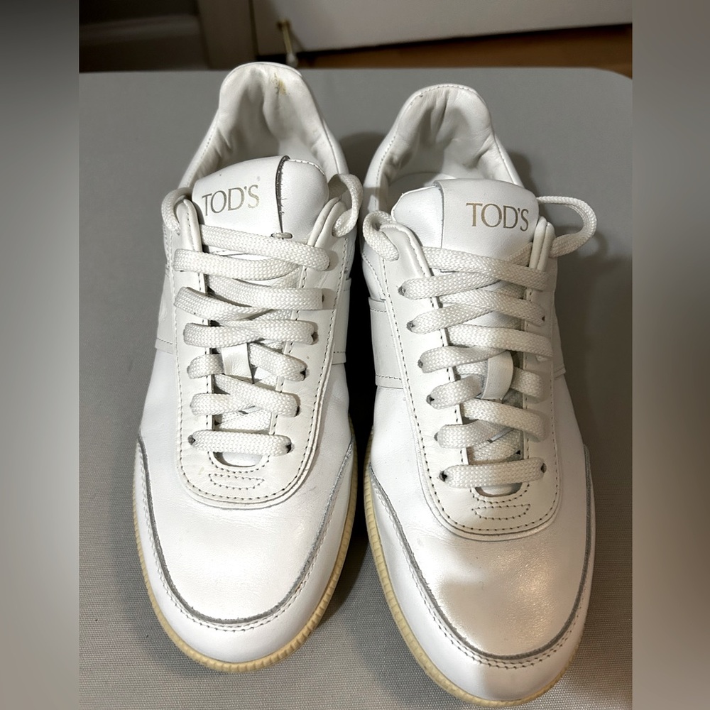 TOD'S
Leather sneakers, size 37
I wore them few times, great condition.